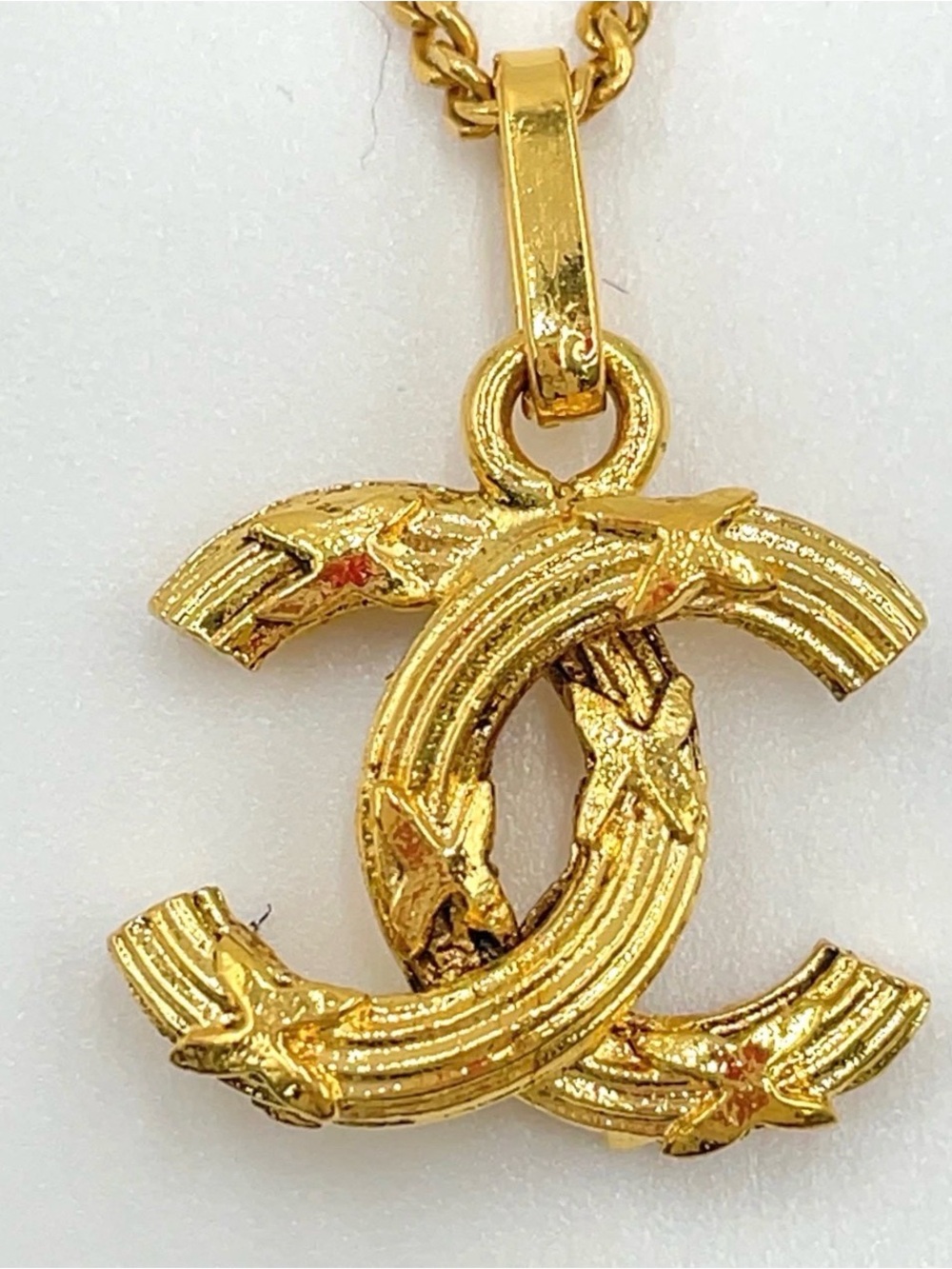 Chanel X Textured 24k gold Plated CC Logo Necklace W/Chanel Box -EUC - Picture 4 of 10